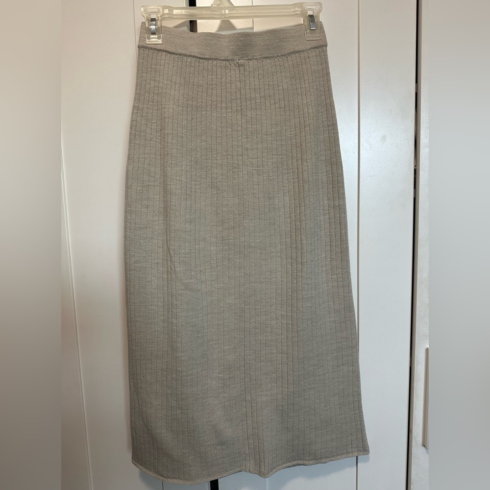 Uniqlo Ribbed Pencil Skirt Back Slit Neutral Beige‎ Size Small
Bodycon
MIDI